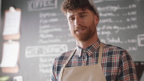 Glücklicher-Barista-Mann,-Der-Kunden-Bedient,-Die-Mit-Kreditkarte-Bezahlen,-Kontaktloses-Bezahlen,-Geld-Ausgeben,-Um-Kaffee-Im-Café-Zu-Kaufen