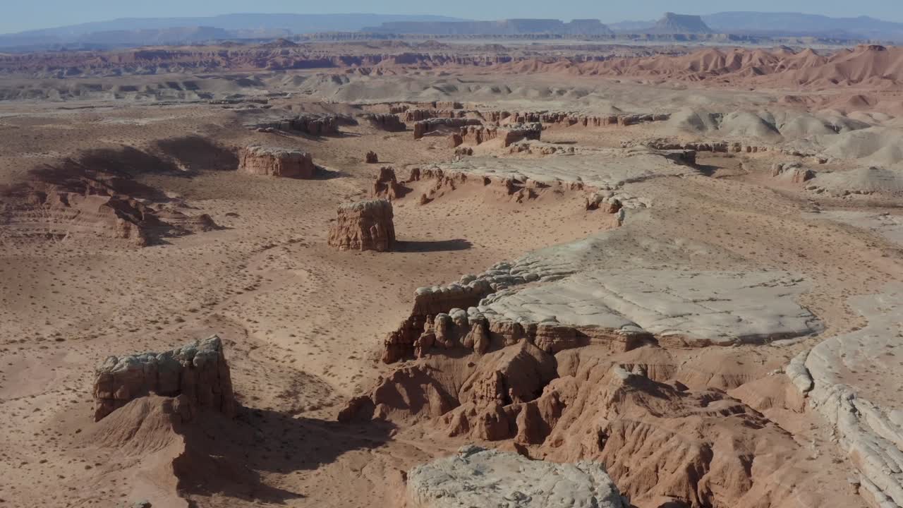 toma aérea volando sobre el desierto del sur de utah con cañones únicos y formaciones rocosas en la distancia