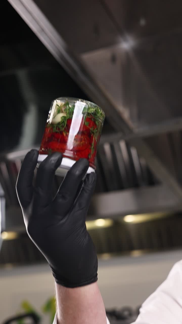 chef preparando verduras en conserva