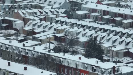hermosa fila abarrotada de casas con fachada colorida durante un día de invierno nevado en américa