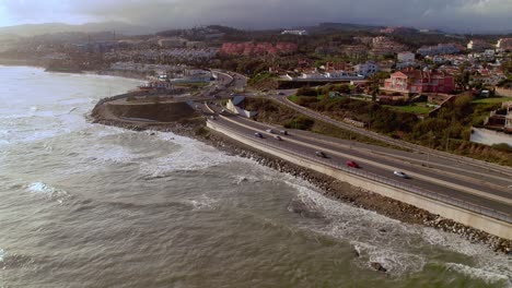 drone inclinándose hacia la costa residencial de mijas costa después de una tormenta