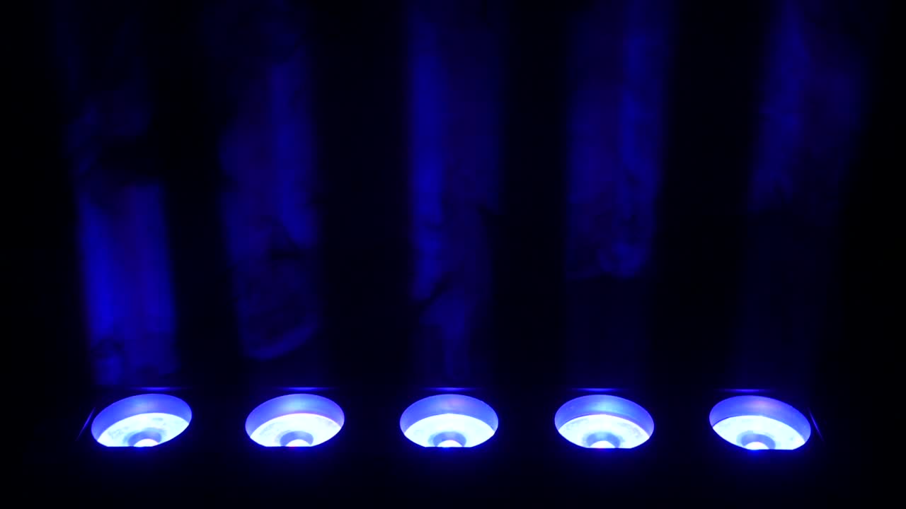 iluminación del escenario azul con humo