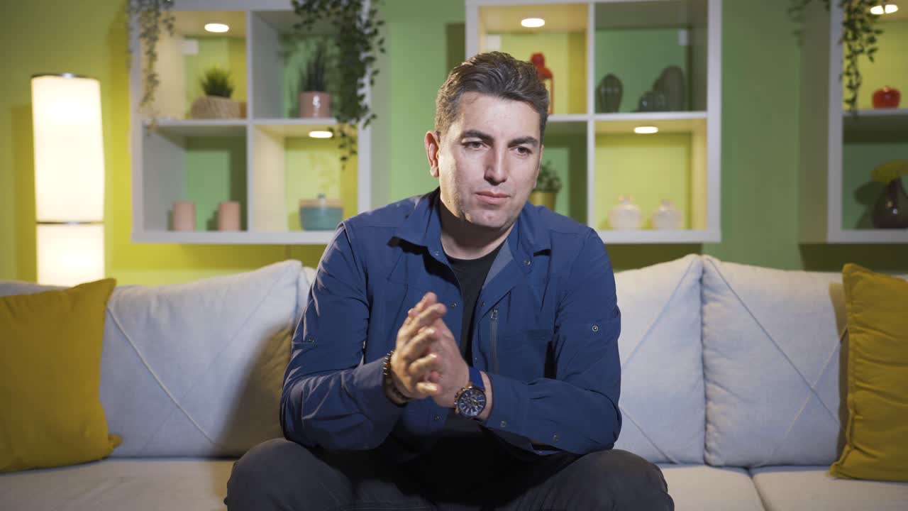 enfadado consigo mismo, el hombre se enfrenta a sí mismo en casa.