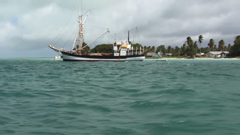 gran barco de pesca cerca de las aguas de la isla fanning, kiribati