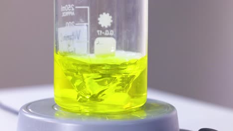 reacción química con demostración de cambio de color