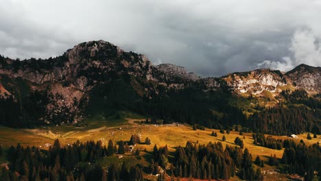 Luz-Del-Sol-Extremadamente-Cinematográfica-En-Los-Pastos-De-Montaña-En-Los-Alpes-Franceses