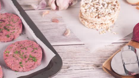 hamburguesa vegetal cruda con remolacha y frijoles blancos