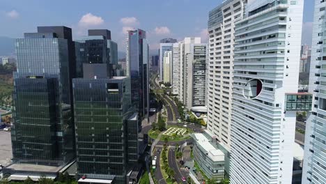 Drohne-Fliegt-Durch-Wolkenkratzer-Im-Modernen-Mexikanischen-Stadtbezirk-Santa-Fe,-Mexicana-Park