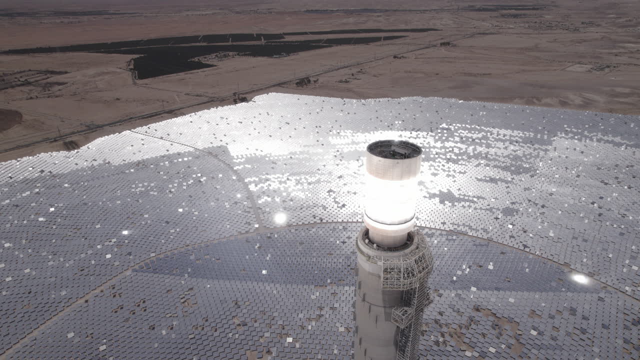 la torre de energía solar enfocó la luz solar para los espejos móviles en el desierto en un día despejado- primer plano inclinado hacia abajo drone dolly en tiro-1