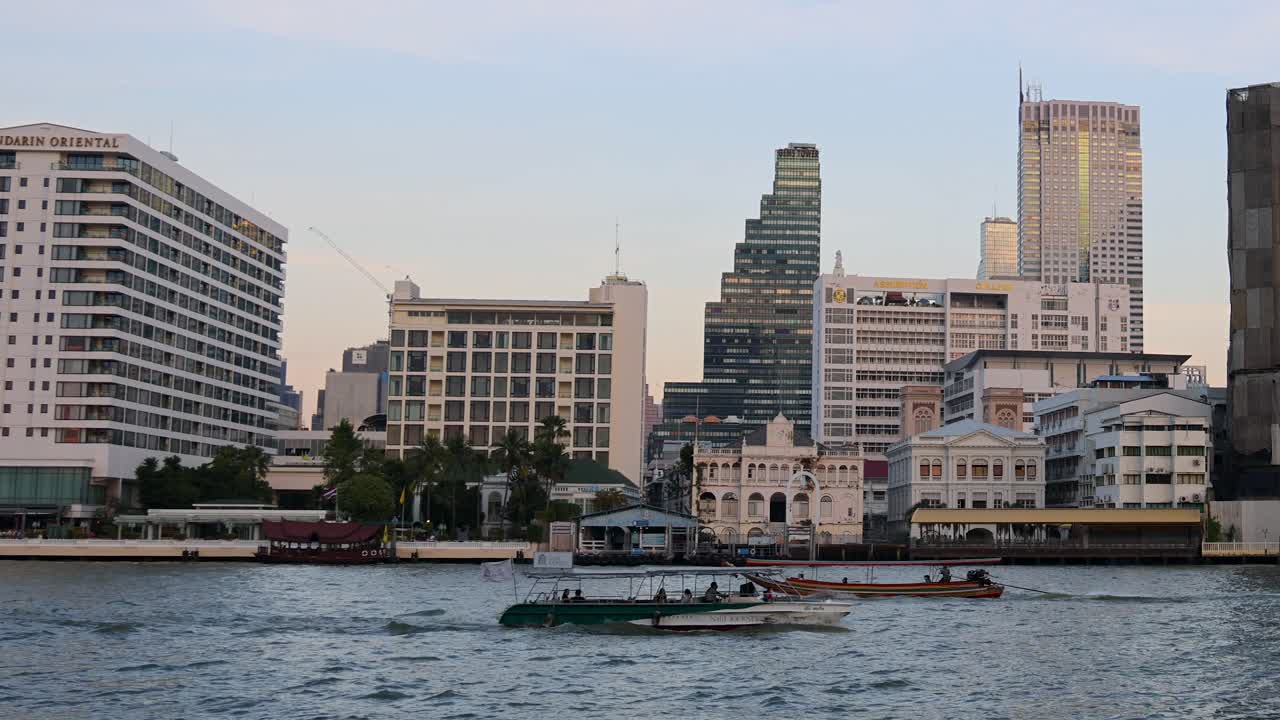 도시 배경에 따라 강에서 움직이는 배의 타임 스