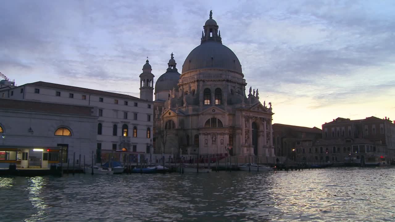 Crepuscolo sui canali di Venezia, Italia.