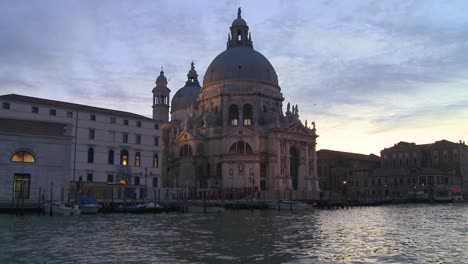 Abenddämmerung-Auf-Den-Kanälen-Von-Venedig-Italien-3