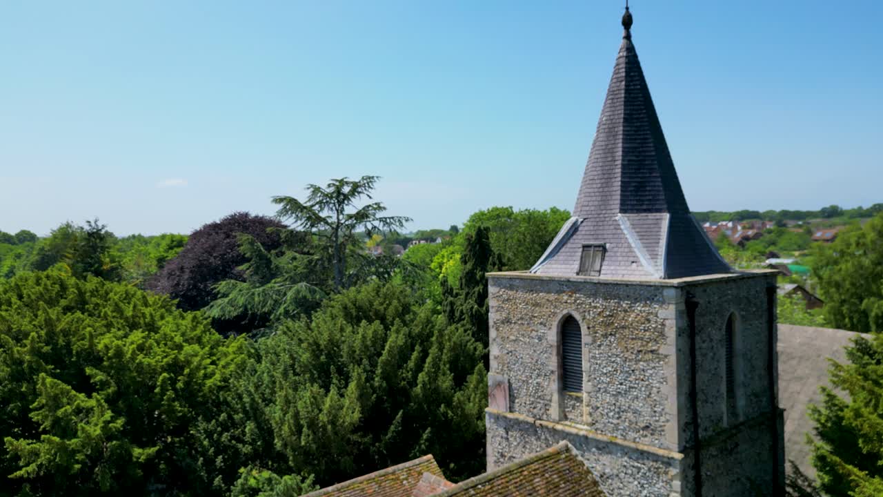 imágenes de drones lentos de 4k de una torre de la iglesia con campanario