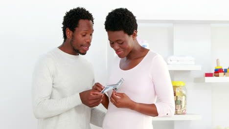 Standing-couple-looking-at-the-ultrasound