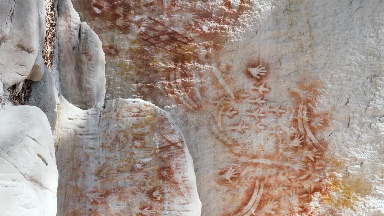 plantillas de ocre y pinturas rupestres de mano libre creadas por las primeras naciones aborígenes de australia