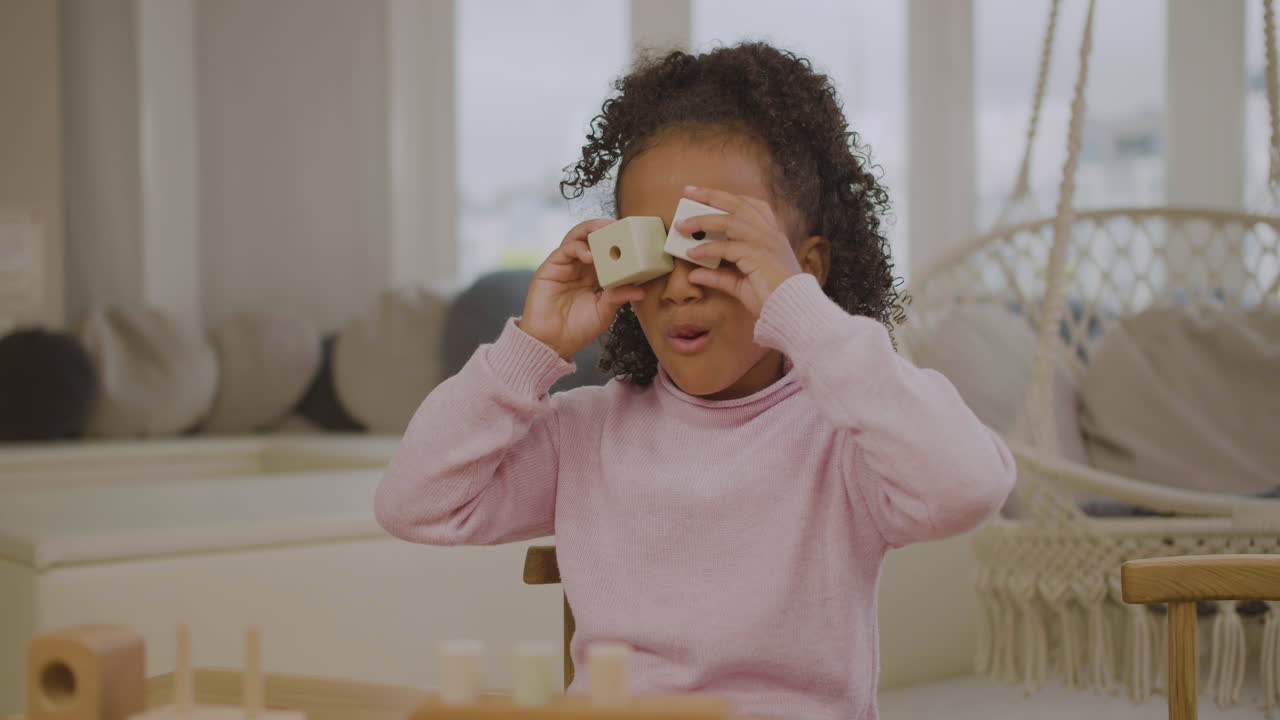 niña en la sala de juegos