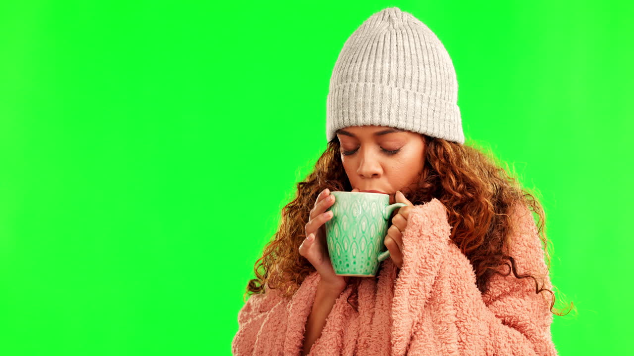 Donna, bevanda e coperta con green screen