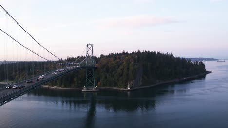 Imágenes-Aéreas-De-4k-Del-Puente-Lions-Gate-Por-La-Mañana-Mirando-Vancouver-Y-Stanley-Park-Avanzando-Hacia-El-Parque