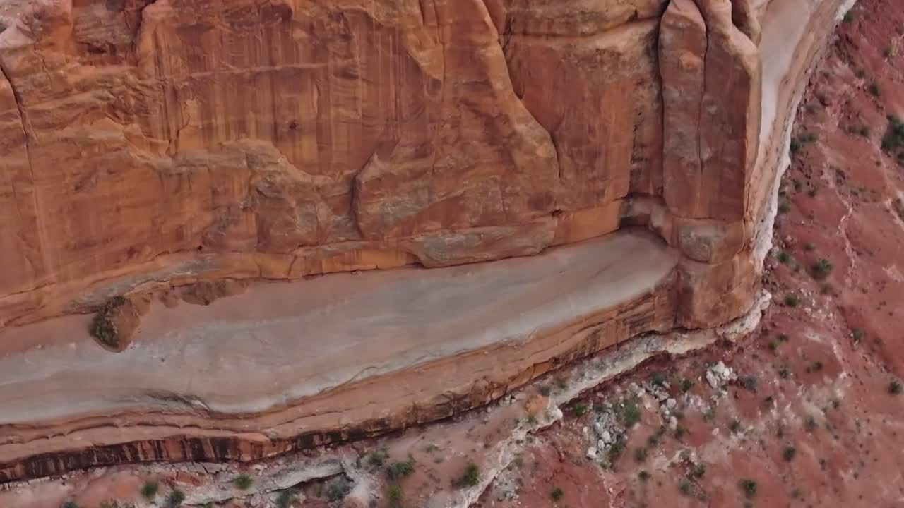Esplorando le formazioni rocciose nella Moab Valley, Utah, durante il giorno