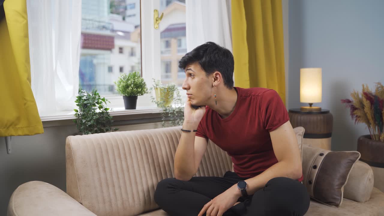 감성적인 남자가 창 밖을 지켜보고 있습니다.