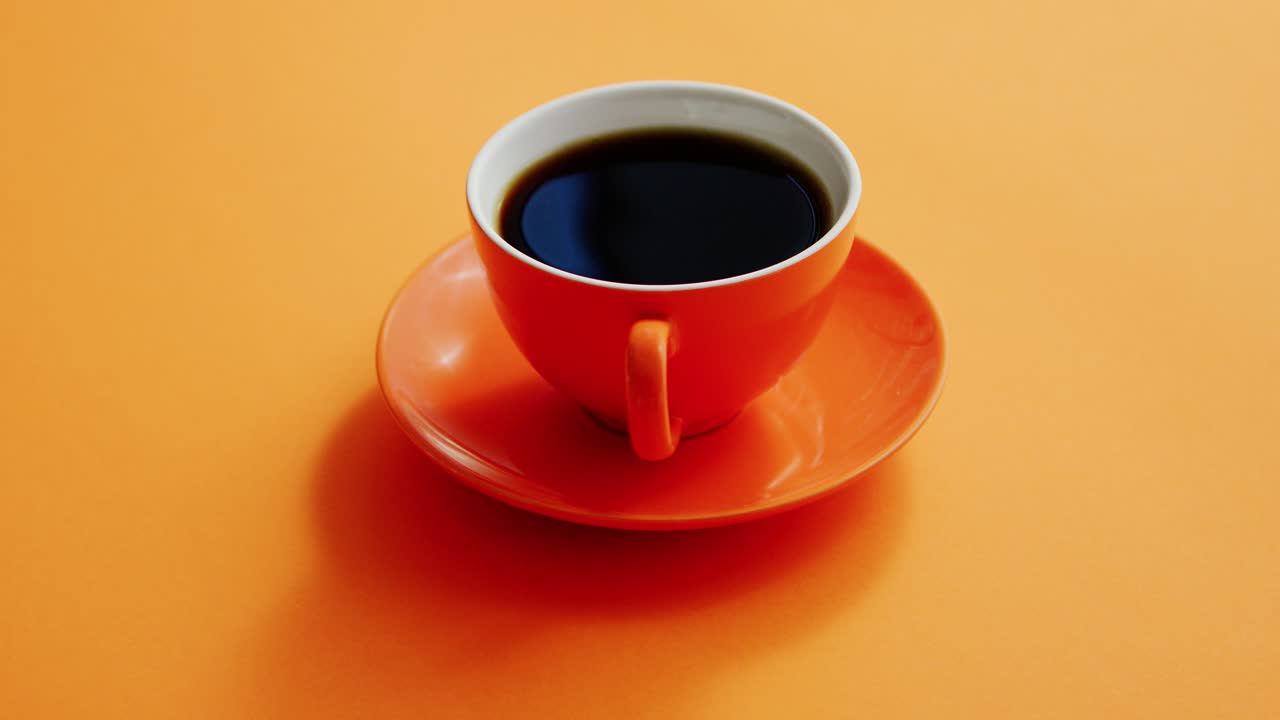una taza de café negro