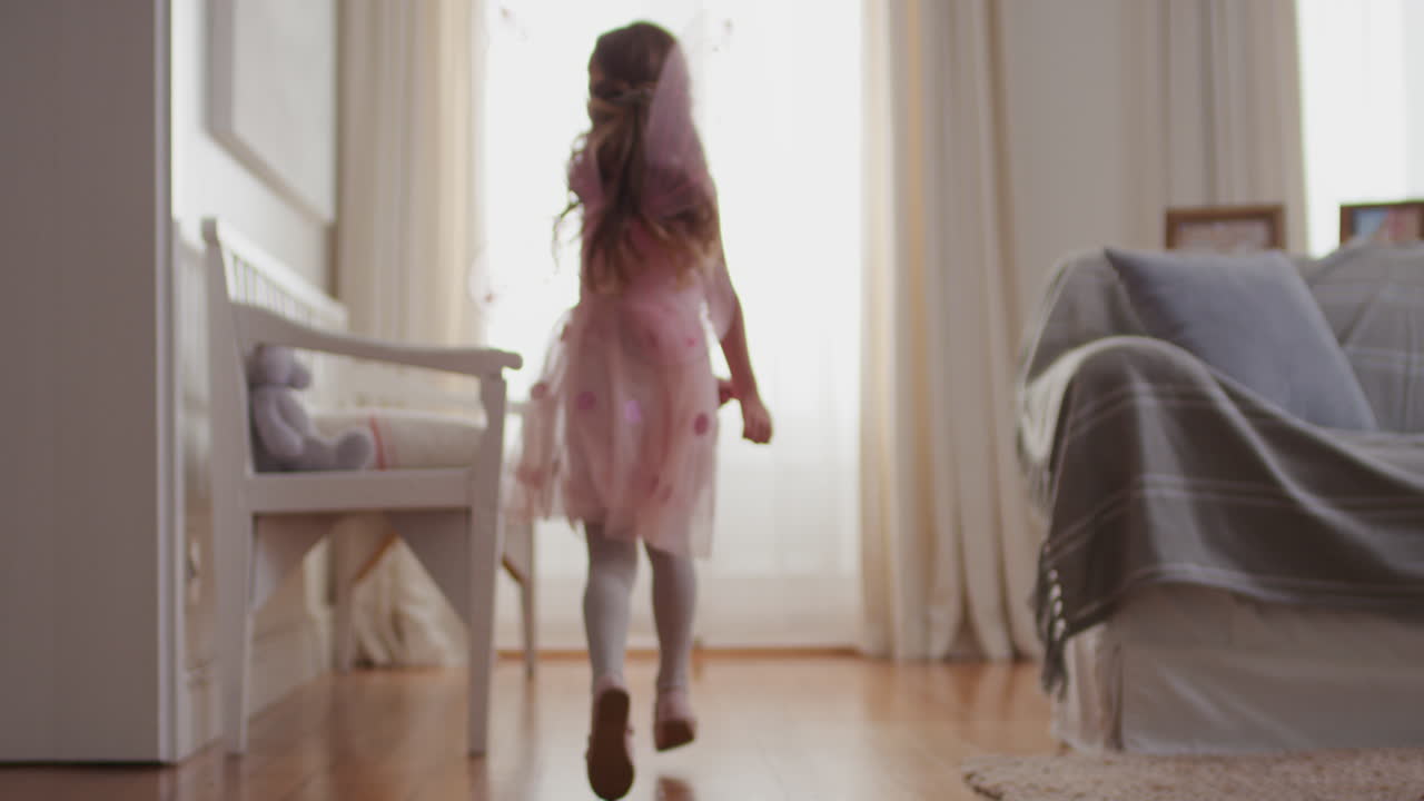 niña linda bailando juguetón fingiendo ser bailarina niño feliz divirtiéndose jugando a vestirse con traje de ballet con alas de hada en casa 4k