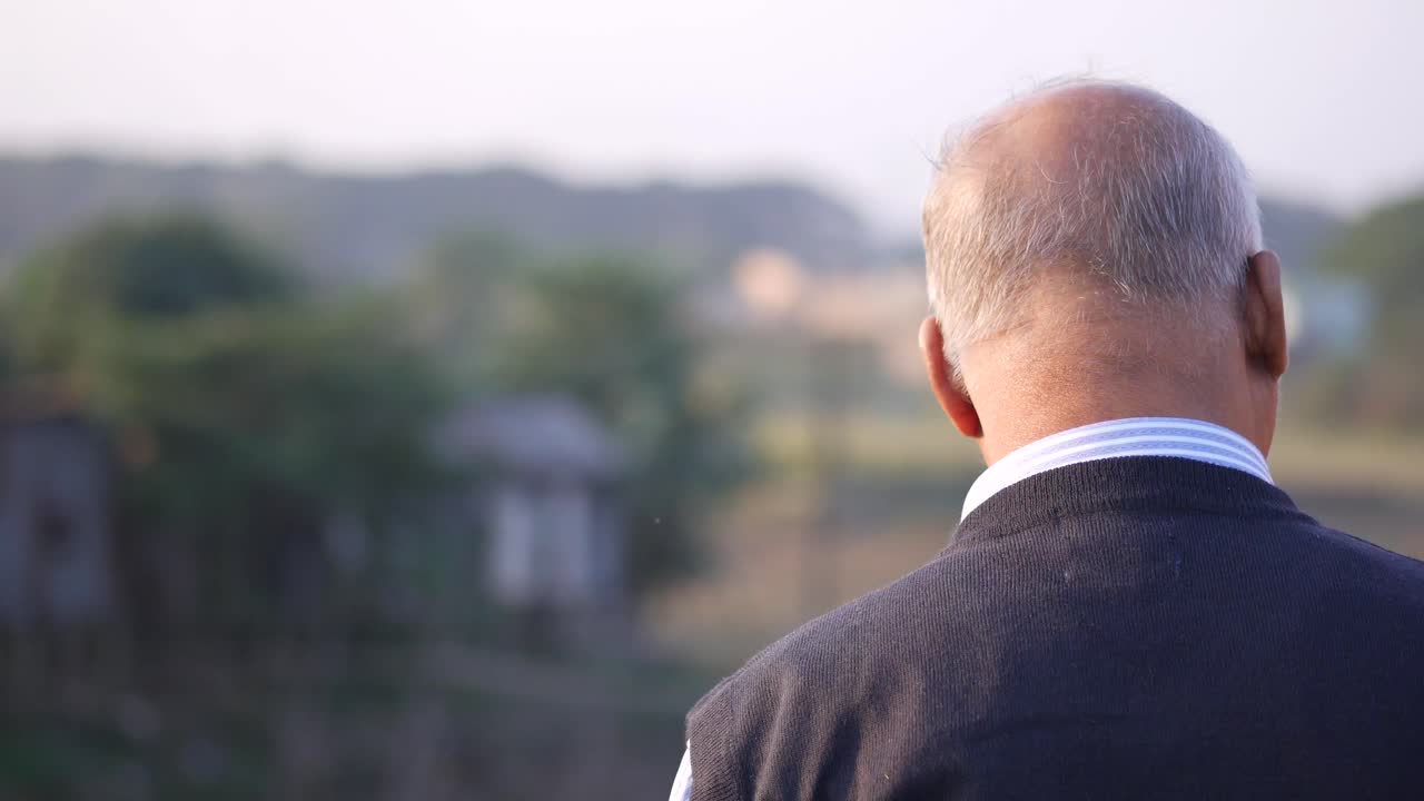 풍경을 바라보는 노인