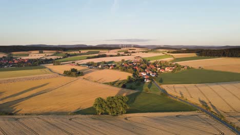 Eine-Schöne-Drohnenansicht-Von-Deutschen-Feldern