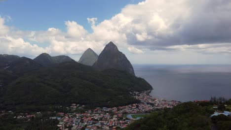 Las-Hermosas-Montañas-De-La-Isla-De-Santa-Lucía-En-Las-Islas-Del-Caribe