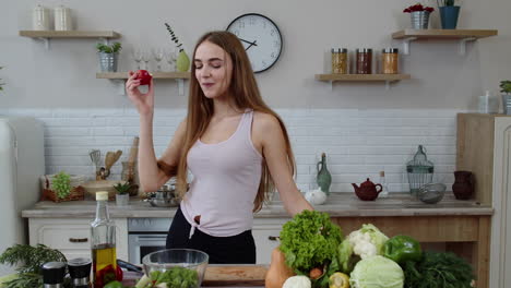 Niña-Bonita-Comiendo-Manzana-Jugosa.-Chica-Midiendo-Con-Cinta-Métrica-Su-Cintura-Delgada-Y-Alardeando