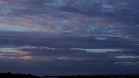 el colorido paisaje de nubes del atardecer