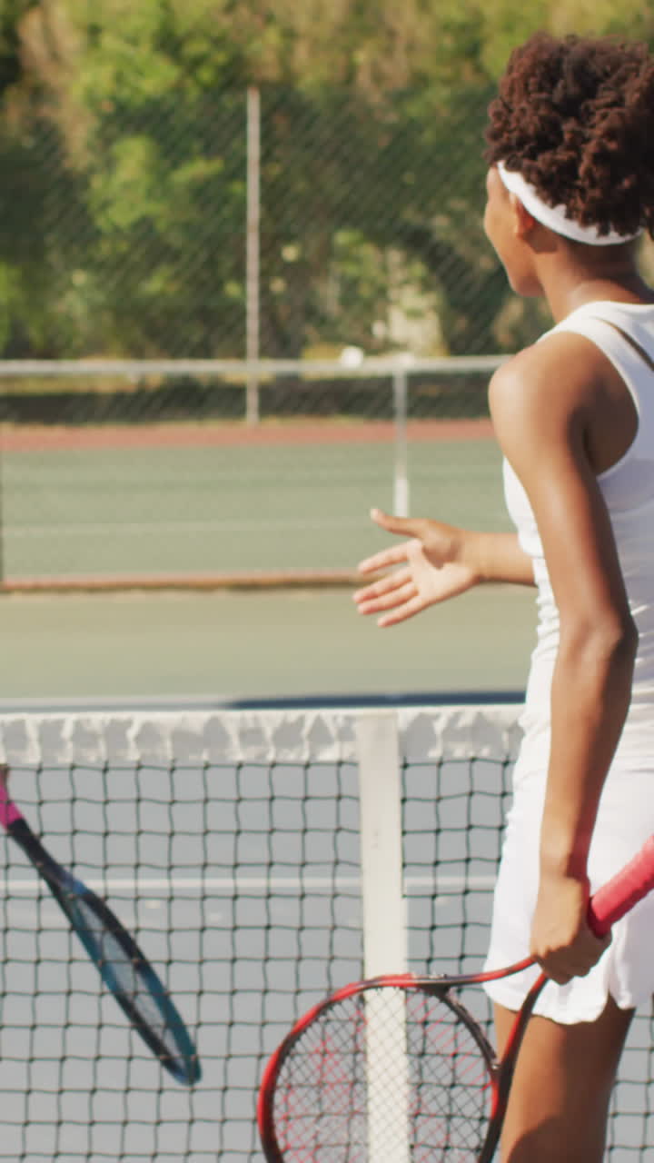 래켓을 들고 손을 흔드는 행복한 다양한 여성 테니스 선수들의 비디오