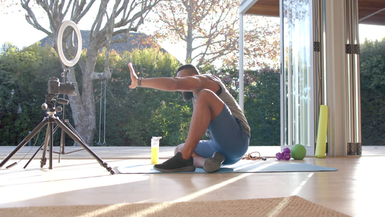 vlogger de fitness afroamericano aconsejando y filmando en casa, cámara lenta