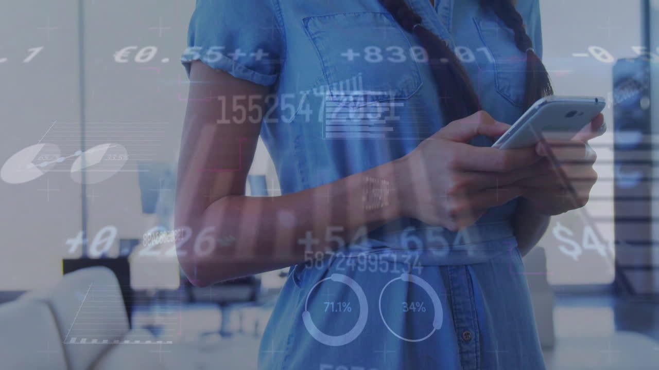 animazione dell'elaborazione dei dati finanziari su una donna caucasica che utilizza uno smartphone