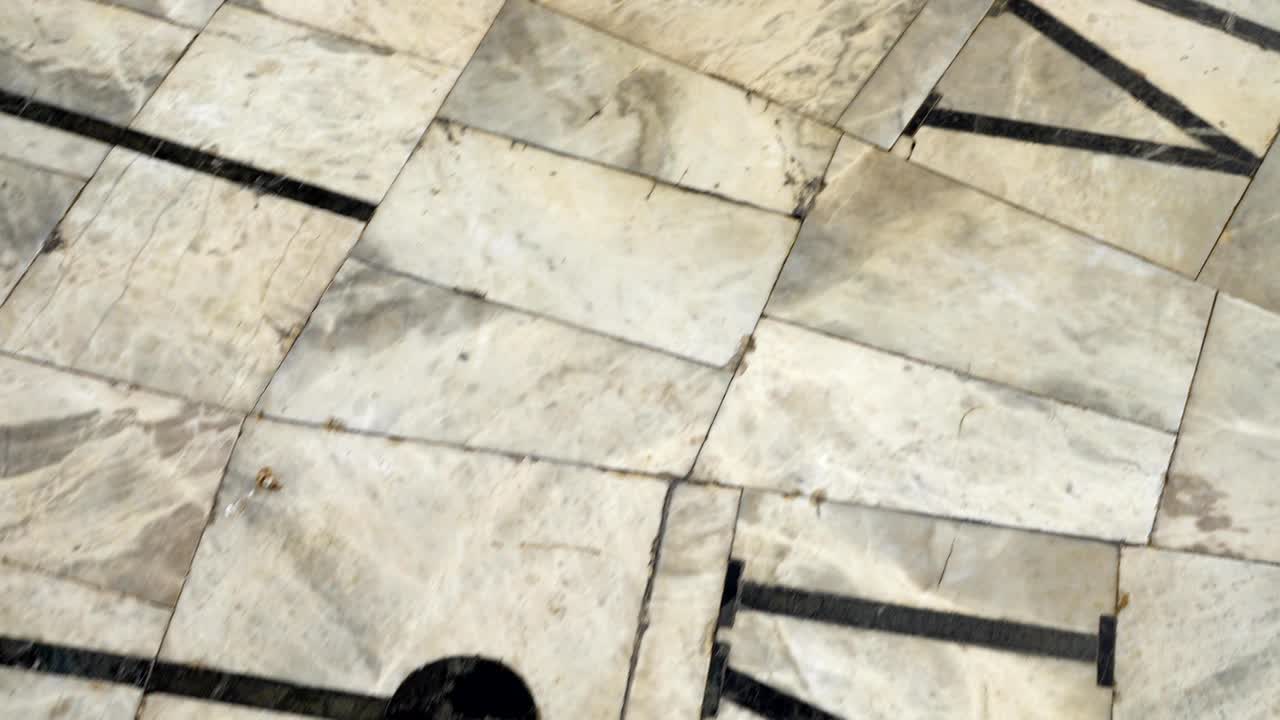 태양 시계는 여름에 촬영됩니다.