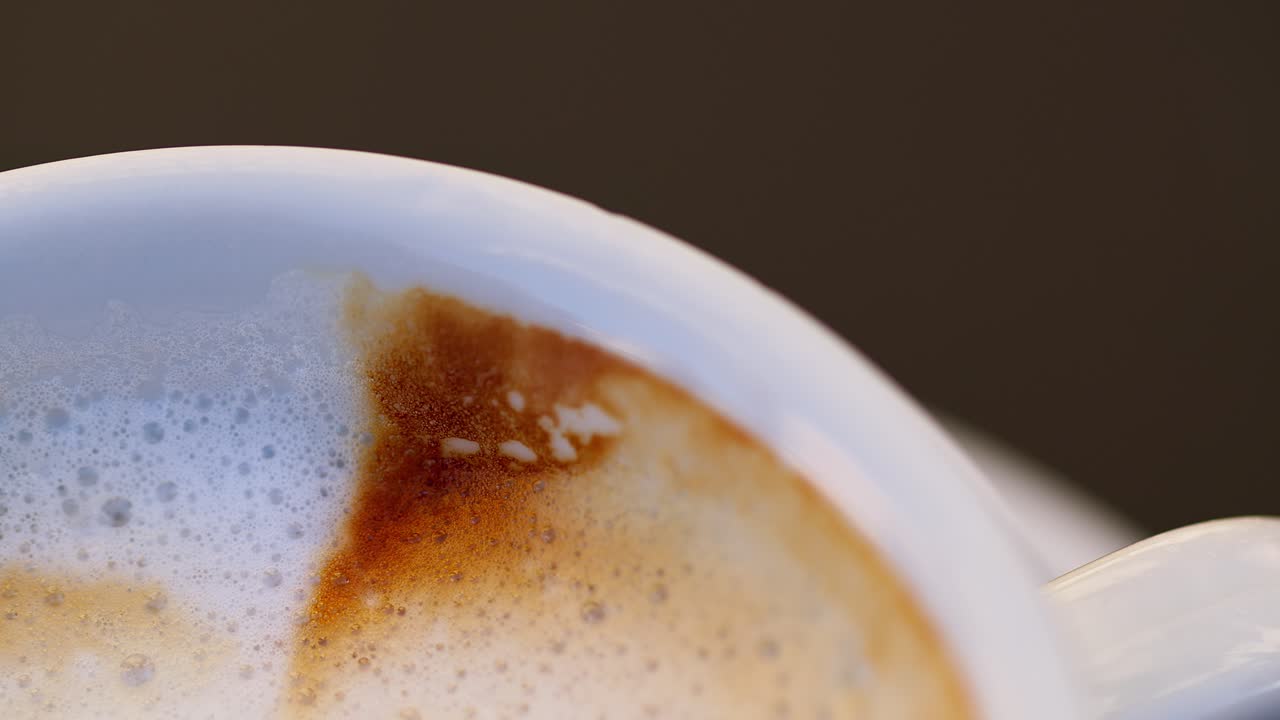 이탈리아의 카푸치노에서 풍부한 색과 거품을 포착하는 클로즈업