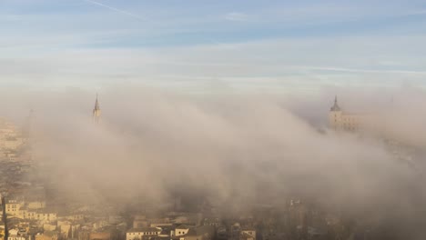magnífico paisaje del palacio medieval en el crepúsculo brumoso