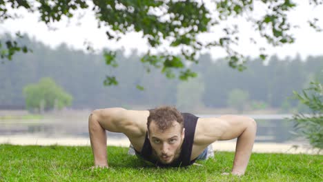 el hombre de las flexiones.