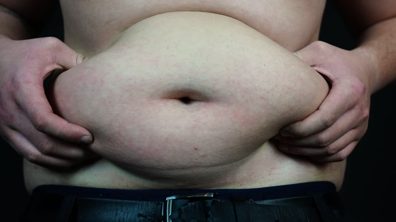 hombre gordo apretando su vientre, cerrar cámara lenta