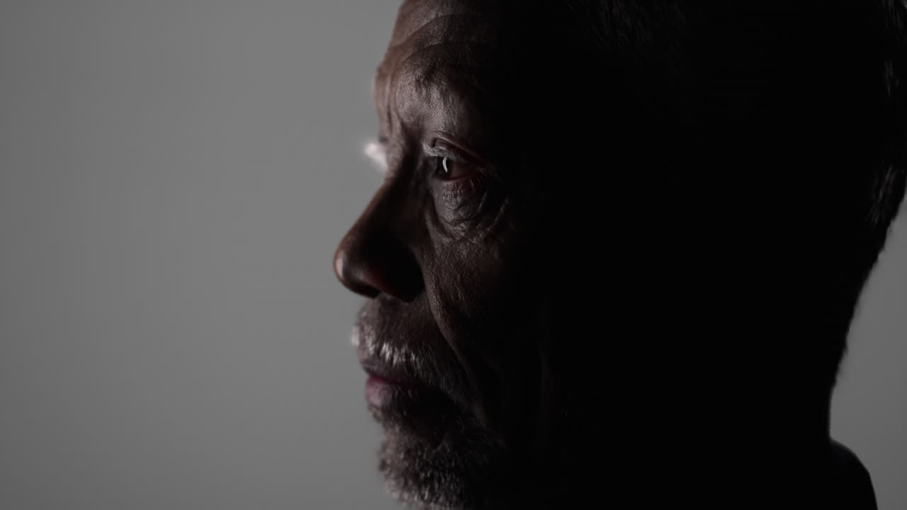 Close-up de olhos tristes de homem negro