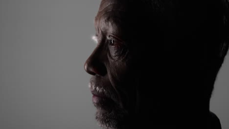 ojos negros tristes de hombre de cerca