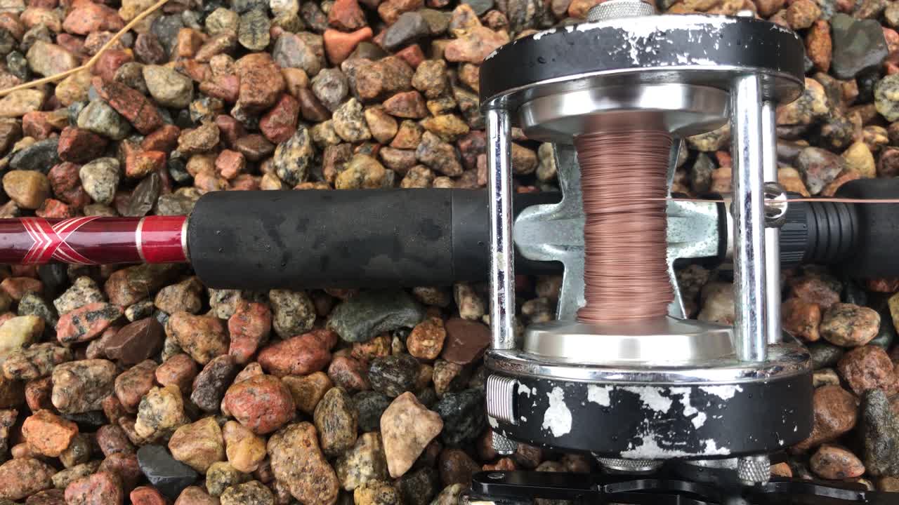 quitando hilo de pescar viejo de la caña