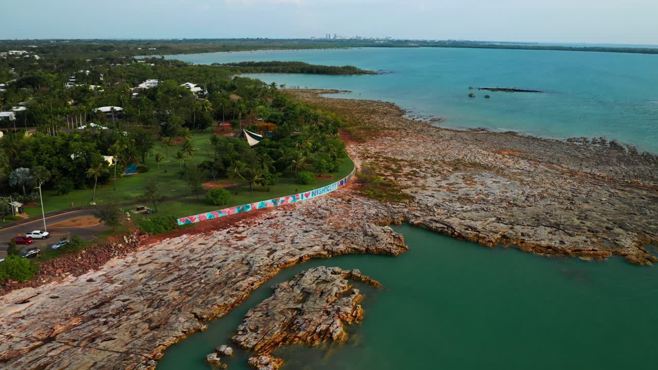 panorama del paisaje urbano y la costa rocosa del suburbio de nightcliff en la ciudad de darwin, australia
