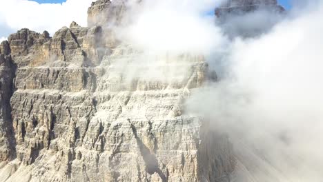 Primer-Plano-Aéreo-De-Un-Pico-De-Montaña-De-Piedra-Caliza-Tre-Cime,-Dolomitas,-Alpes,-Sud-Tirol,-Italia