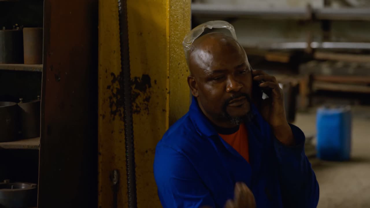 금속공이 휴대폰으로 4k로 이야기하고 있습니다.