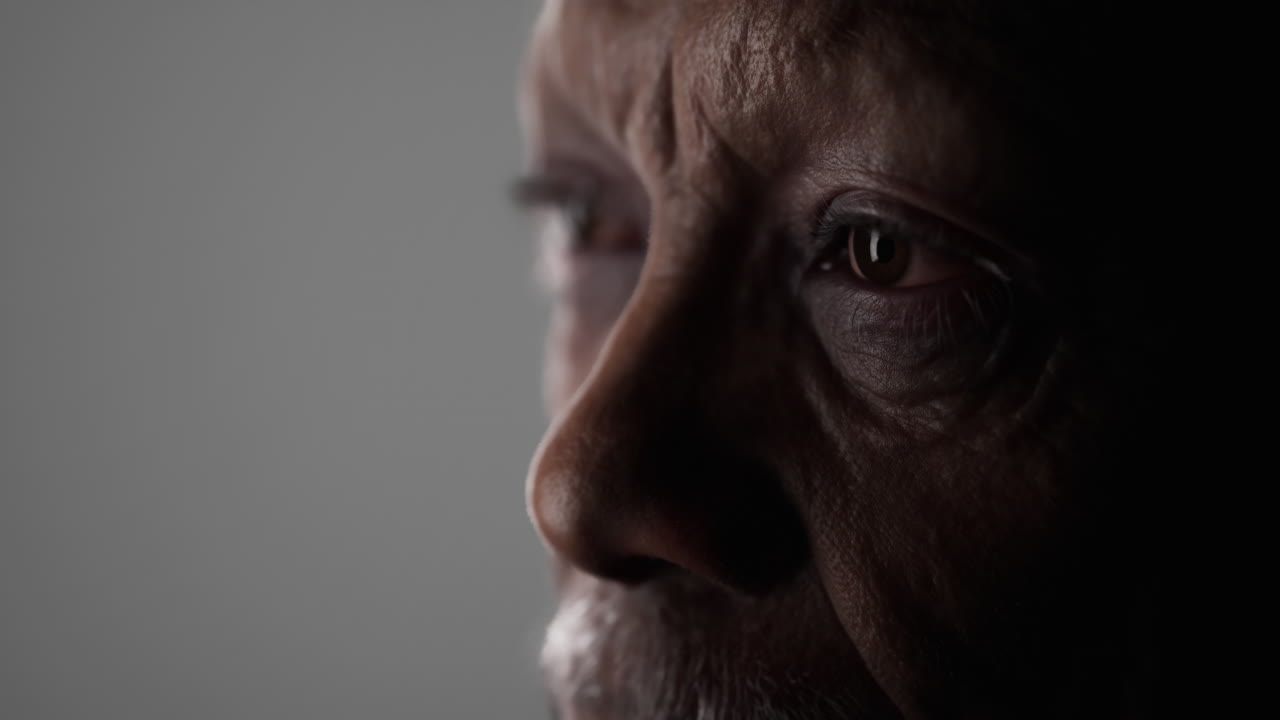 ojos negros tristes de hombre de cerca