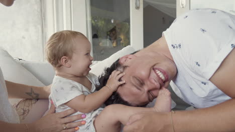 niño juguetón tirando del cabello de su padre