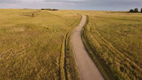 Mädchen,-Kleinkinder,-Fahrradfahren-Auf-Trail,-Im-Nose-Hill-Park,-Calgary,-Alberta,-Kanada