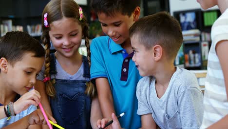niños de la escuela sonrientes usando tableta digital en el aula