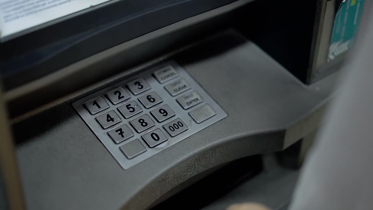 молодая девушка набирает pin в банкомате 2